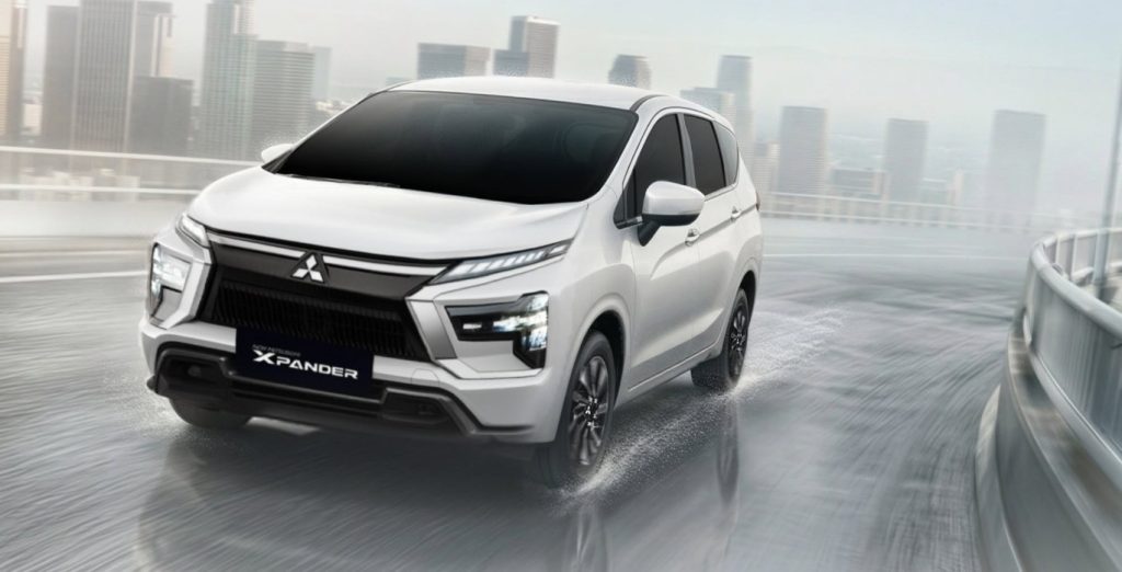 Những khúc cua hay mặt đường trơn trượt luôn là thử thách với nhiều dòng xe gầm cao. Với Hệ thống Kiểm soát vào cua chủ động (AYC), Xpander giúp người lái luôn giữ thế chủ động sau vô lăng, tăng độ ổn định và độ bám đường khi vào cua.