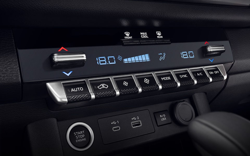 nội thất mitsubishi triton